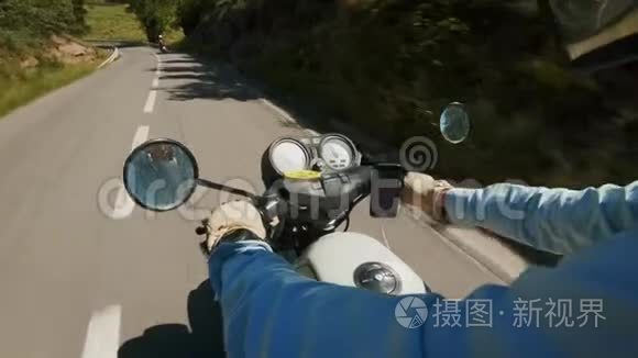 摩托车司机的侧肩视野视频