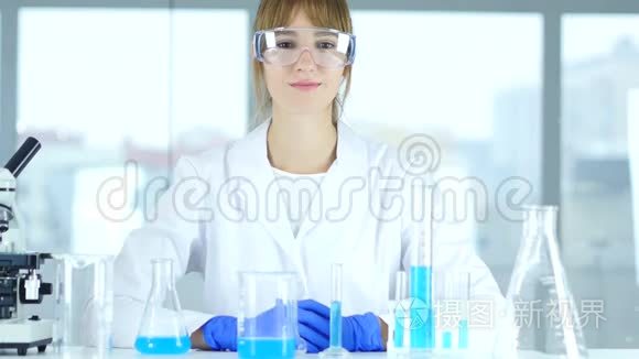 女化学家，科学研究人员在诊所看摄像机