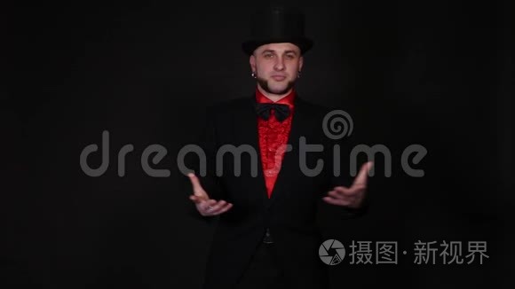 魔术师用黑色背景的伞做戏法视频