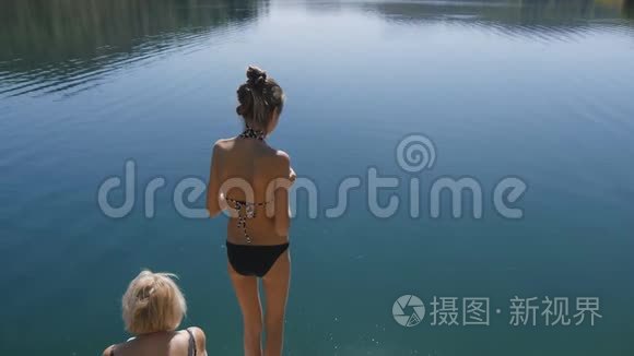 瘦女孩跳进湖水里视频
