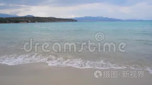 沙滩海岸波浪绿松石水阴天希腊视频