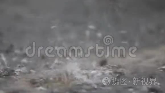 水泥地面大雨.