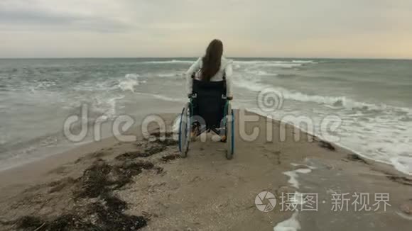 残疾人从海边的婴儿车里出来视频