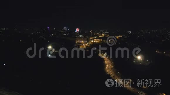 从Drone的鸟瞰：夜城飞过道路和夜灯。