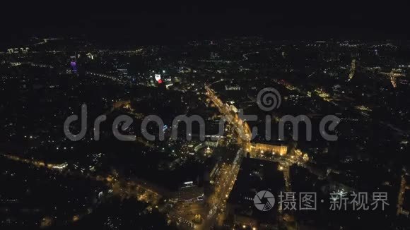 从Drone的鸟瞰：夜城飞过道路和夜灯。