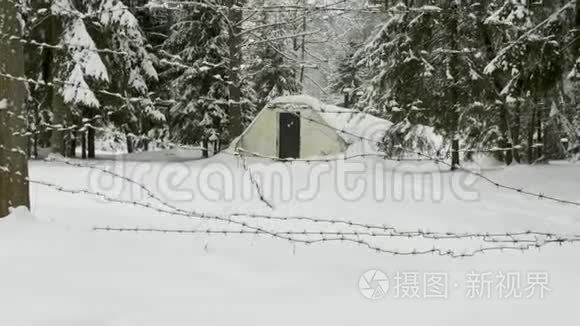 冬天森林里被铁丝网包围的军用小掩体
