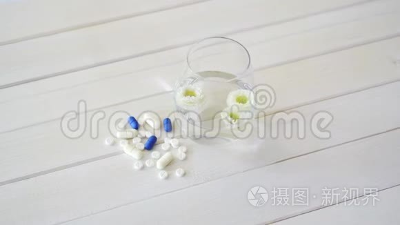 白色木桌上的水晶水和一套药丸视频