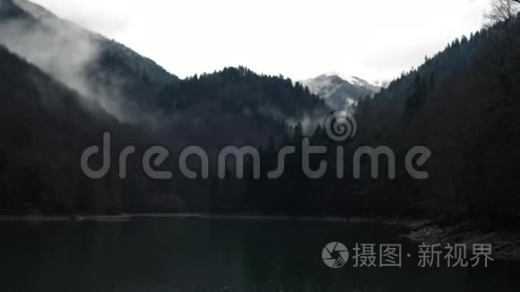 白烟耸立在高山中的湖泊