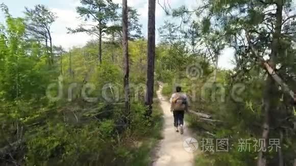 在红河峡谷徒步旅行视频