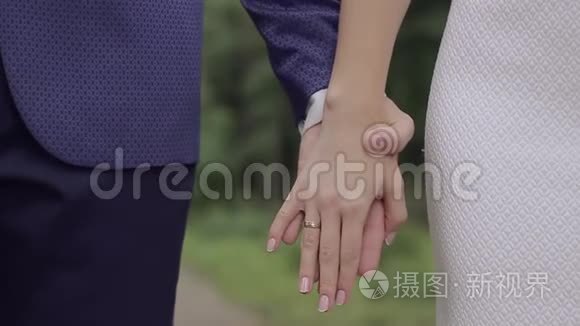 新婚夫妇用手指握着戒指