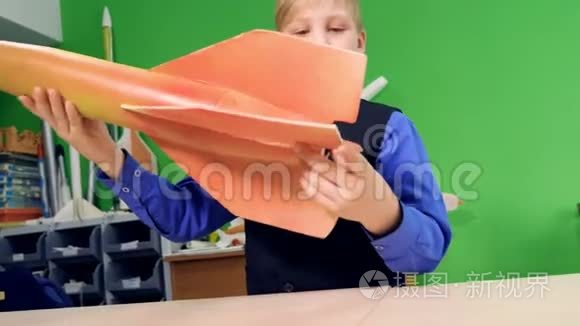 一个孩子在学校做太空火箭模型视频