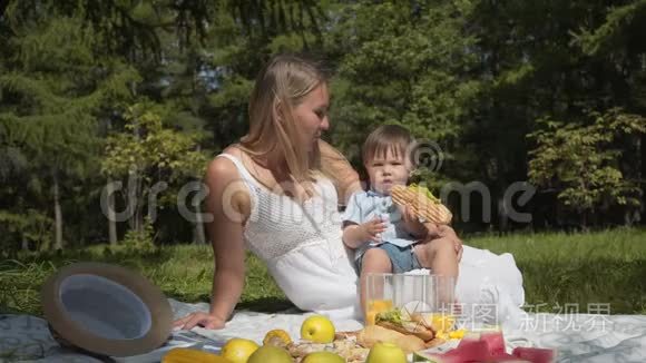 孩子选择快餐而不是蔬菜和水果视频