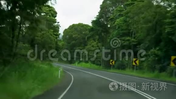 一个弯曲的道路视频