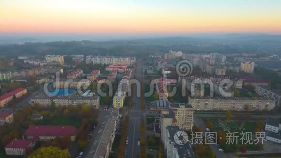 从Drone的鸟瞰：有道路和汽车、房屋和停车场的城镇。