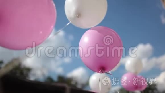 白色和粉红色的气球飞行视频