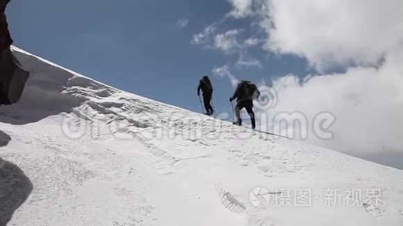 天空背景上的两个登山者