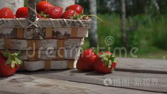 草莓落在木桌上