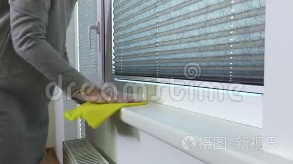 女人用黄色抹布擦窗台视频