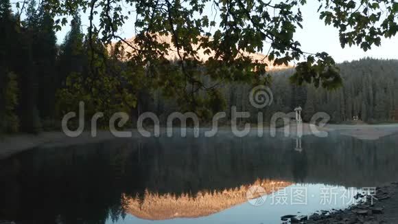 乌克兰美丽的蓝色湖泊的空中视频。 欧洲旅游目的地