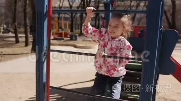 小女孩在操场上玩。 周末在公园散步