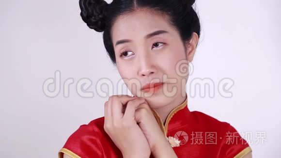 穿旗袍的悲伤的亚洲女人视频