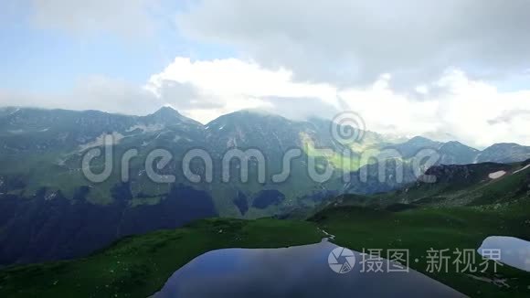 在齐亚的高山上鸟瞰翡翠湖，俯瞰群山、峡谷和云雾