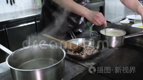 火腿煮在煎锅里视频