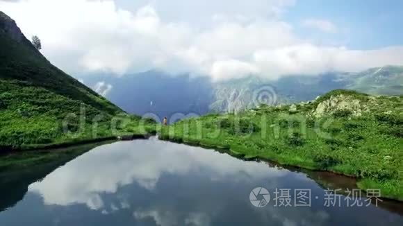 在齐亚的高山上鸟瞰翡翠湖，俯瞰群山峡谷和云雾