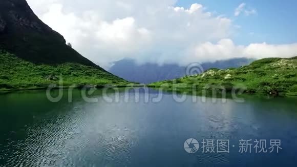 在齐亚的高山上鸟瞰翡翠湖，俯瞰群山、峡谷和云雾