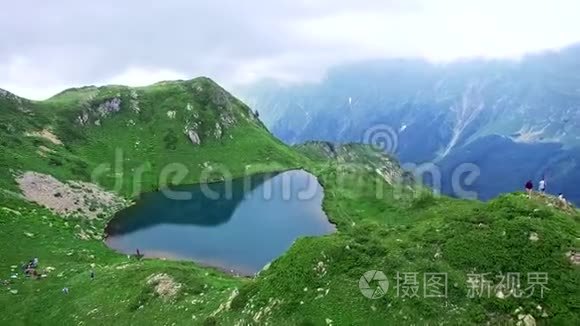 在齐亚的高山上鸟瞰翡翠湖，俯瞰群山、峡谷和云雾