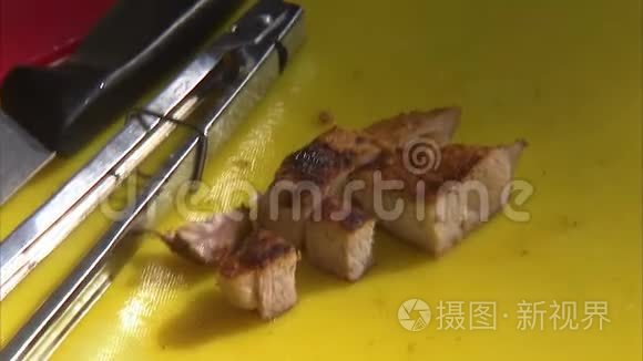 用牙签挑烤猪肉视频