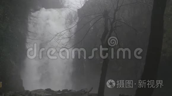 冬季瀑布的壮观景色视频