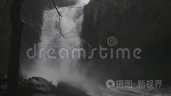冬季瀑布的壮观景色视频
