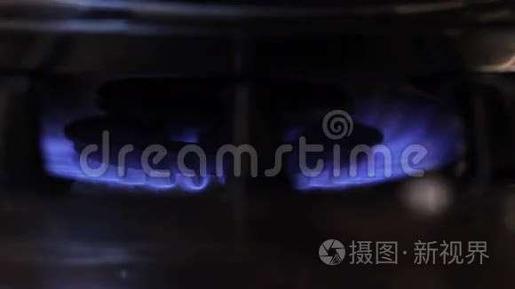 炉子上的煤气燃烧器视频