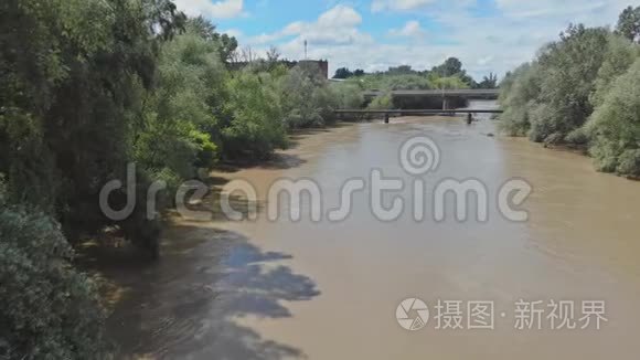 春田被一条小河的大水淹没视频