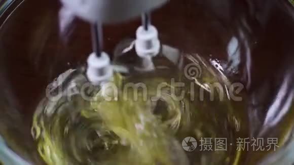 蛋清用电动搅拌器搅拌视频
