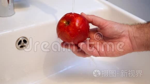 洗手池里一个苹果的照片视频