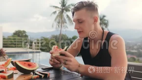 吃素晚餐时享用美味西瓜的快乐男人