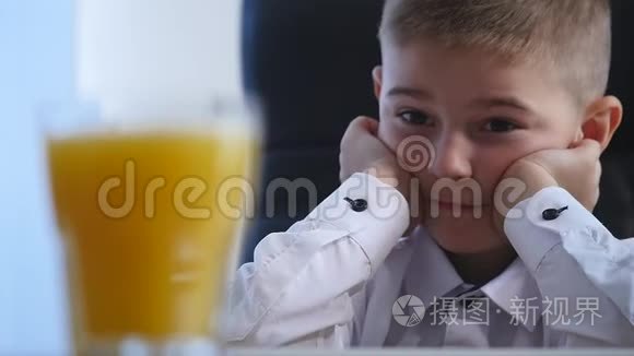 男孩正在办公室喝橙汁视频