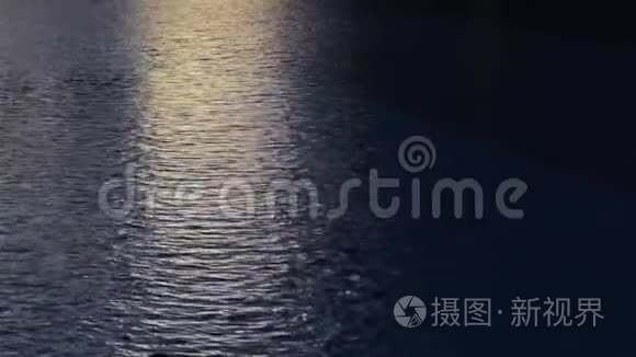 迪拜日落时波光粼粼的水视频