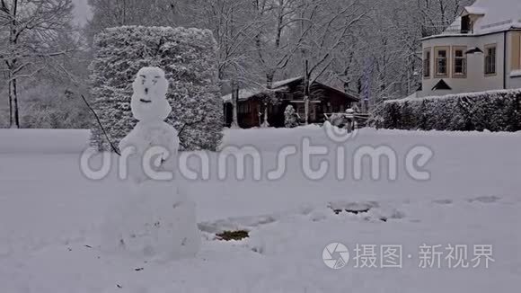 站在慕尼黑的滑稽雪人视频