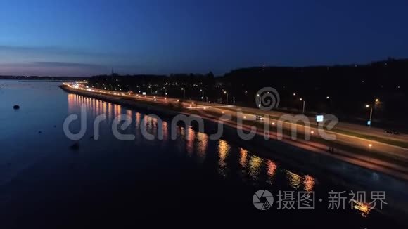 夜间在海岸线公路上驾驶汽车的空中镜头