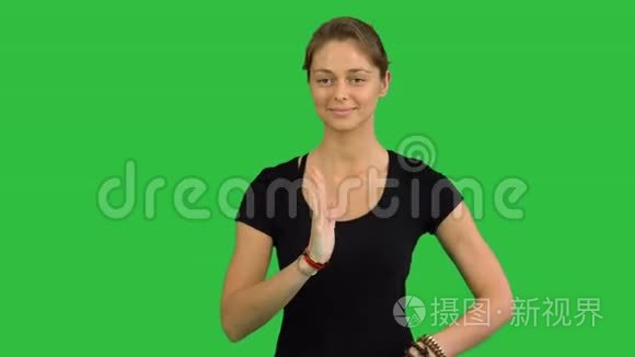 女人与纳马斯特穆德拉手势冥想，闭着眼睛在绿色屏幕，铬键