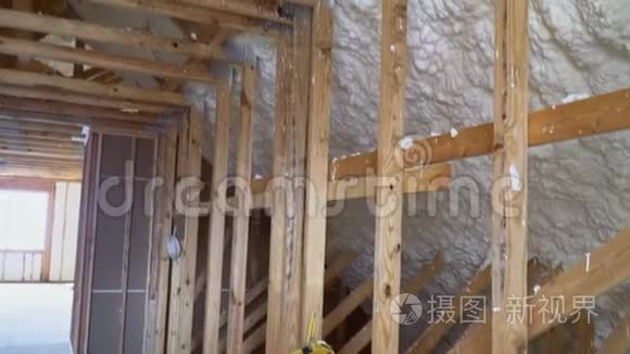 安装泡沫隔热阁楼的新住宅建筑视频