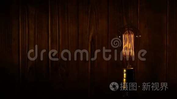 木制背景上的爱迪生灯泡