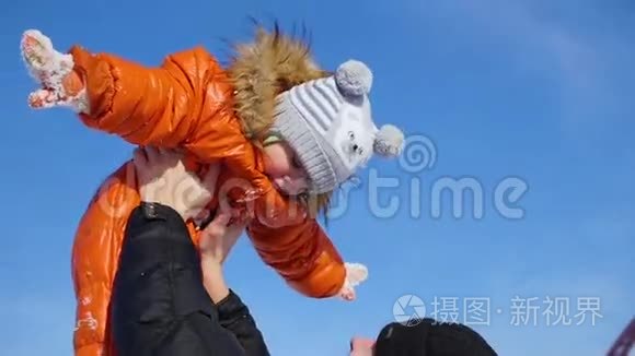 男人在阳光明媚的冬天和你的孩子玩。 抱在怀里.. 冬季景观。 2个视频，1个