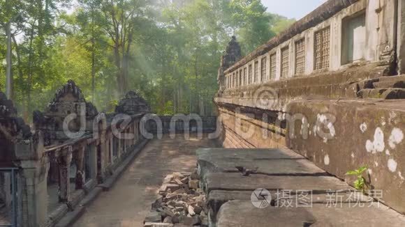 阳光明媚的一天，墙上装饰着古老的吴哥窟寺庙