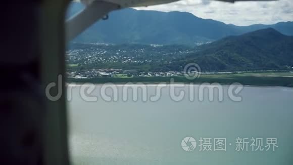 从飞机上看到有人居住的岛屿视频