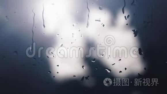 数字生成的雨滴，在白天下雨时落在雾蒙蒙的窗户上，背景模糊。