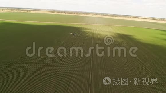 一架直升机带着绿野飞向天空视频